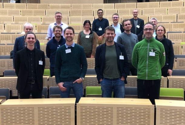 Gruppenfoto der Teilnehmer und Teilnehmerinnen des Lärm-Workshops am 6. und 7. Dezember 2022 (© BAuA)  Gruppenfoto der Teilnehmer und Teilnehmerinnen des Lärm-Workshops am 6. und 7. Dezember 2022