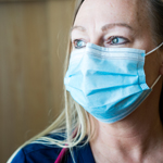 Pflegerin mit medizinischem Mund-Nasen-Schutz