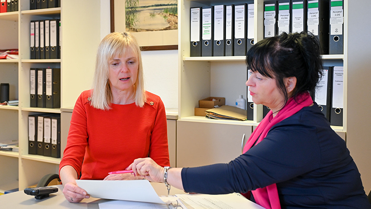 Karin Fuchs mit einer Teilnehmenden während des Interviews (© BAuA)  Karin Fuchs mit einer Teilnehmenden während des Interviews