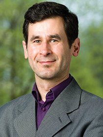 Portraitfoto von Rinat Saifoulline (© HTW-Dresden/ Peter Sebb/2019)  Portraitfoto von Rinat Saifoulline