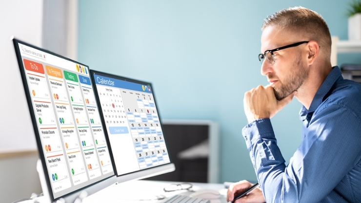 © iStock | AndreyPopov Ein Mann betrachtet Planungsdokumente am Bildschirm
