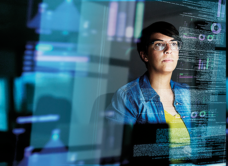 © iStock | Peopleimages Frau an einem Computerarbeitsplatz spiegelt sich in einem Monitor