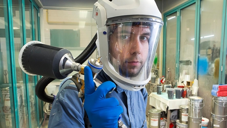 Chemiker untersucht Probe mit einem Mikroskop